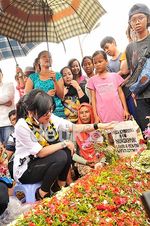 Syahrini Ziarah ke Makam Olga Syahputra