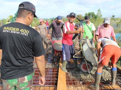 Prajurit TNI di Perbatasan RI-PNG Bangun Masjid