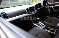 Fitur-fitur yang ada pada interior Captiva ini dibuat mudah dijangkau, apalagi stir kemudinya sudah terintegrasi dengan serangkaian fitur termasuk audio. Reno Hastukrisnapati/detikFoto.