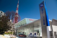 Showroom ini terletak persis di stasiun pengisian hidrogen yang dioperasikan oleh Iwatani Corporation di distrik Minato, pusat Tokyo. Dekat dengan Tokyo Tower. Istimewa/Toyota.