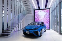 Di Showroom Mirai ini, Toyota berbagi informasi mengenai kendaraan sel bahan bakar dan hidrogen dalam rangka mendorong perkembangan mobil hidrogen. Istimewa/Toyota.