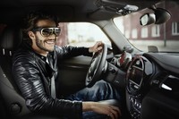 Kacamata yang dinamai Mini's Augmented Vision Goggles, itu merupakan versi yang lebih canggih dari Google Goggles. Tampilannya mirip dengan kacamata yang dipakai oleh pilot pesawat tempur pada Perang Dunia I. Pool/dok MINI.