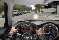 MINI menyebut, dengan memakai kacamata itu, pengemudi mobil akan mendapatkan informasi tentang rute menuju tempat yang akan dituju. Pool/dok MINI.