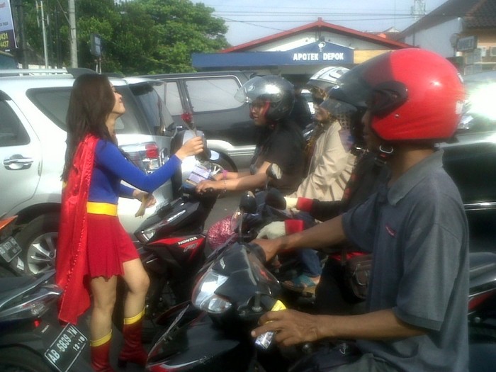 Ajak Warga Tertib Berlalulintas, Superman Cantik di Yogya Bagi-bagi Bunga