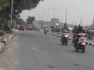Jangan Dicontoh Tindakan Ekstrim Lawan Arus di Flyover Kranji ini, dari Motor Sampai Truk