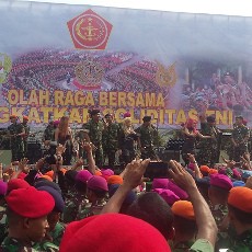 Di Markas Marinir, Jenderal Moeldoko Goyang Bareng Trio Serigala