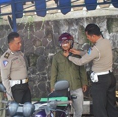 Samsat Jaksel Bagikan 75 Helm SNI ke Pemotor yang Bayar Pajak Hari Ini