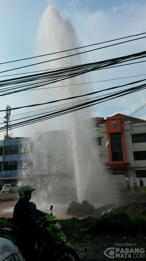 Pipa Air di Kalimalang Pecah, Semburannya Timbulkan Air Mancur