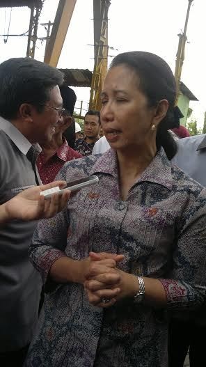 Blusukan ke Sidoarjo, Menteri Rini Janji Gula Rafinasi Tak Akan Merembes