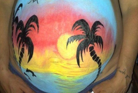 Jalin Kedekatan dengan Calon Bayi, Pria Ini Melukis di Perut Istrinya