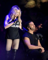 Madonna tiba-tiba muncul di tengah-tengah penampilan Drake di festival Coachella. Christopher Polk/Getty Images for Coachella/detikFoto.
