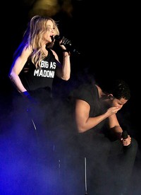 Namun setelah dicium Madonna, Drake terlihat mengelap bibirnya. Christopher Polk/Getty Images for Coachella/detikFoto.
