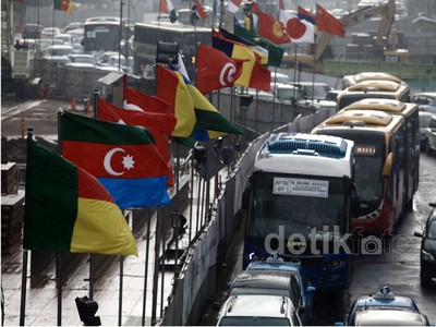 Bendera Peserta KAA Dikibarkan di Jalan Thamrin