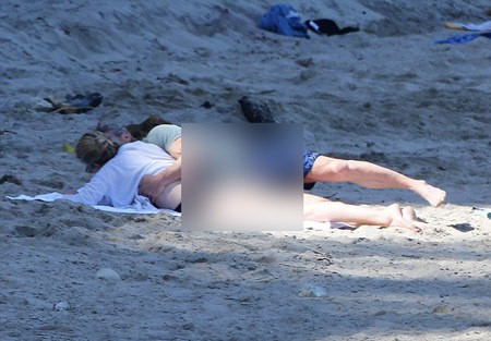 Dimabuk Asmara, Charlize Theron dan Sean Penn Mesum di Pantai