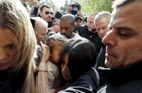 Sejumlah fans langsung menyerbu Kim Kardashian dan Kanye West tiba di lokasi acara. REUTERS/Ammar Awad/detikFoto.