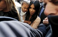 North West terlihat terganggu dengan para fans yang berdesak-desakan ingin melihatnya. REUTERS/Ammar Awad/detikFoto.