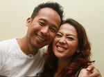 Mesranya Denny 'Cagur' Kecup Sang Istri