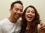 Mesranya Denny 'Cagur' Kecup Sang Istri