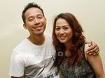 Mesranya Denny 'Cagur' Kecup Sang Istri
