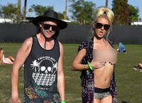 Ia pun terlihat sangat percaya diri dengan penampilannya tersebut. Frazer Harrison/Getty Images for Coachella/detikFoto.