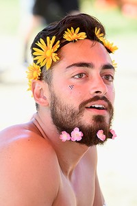 Pria ini tampil dengan bunga-bunga di wajahnya. Frazer Harrison/Getty Images for Coachella/detikFoto.