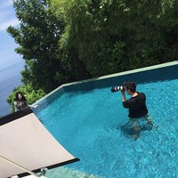 Pemotretan Sulli untuk majalah Cosmopolitan Korea ini mengambil lokasi kawasan Uluwatu. (Instagram/Kim Jung Young)
