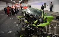     Kecelakaan yang melibatkan Lamborghini dan Ferrari terjadi di sebuah terowongan di Beijing Tiongkok. Pool/AFP/detikFoto.