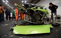     Bagian depan Lamborghini ringsek. Pengemudi mobil-mobil super diketahui bermarga  Yu, 20 tahun, dan mengendarai Ferrari. Seorang lainnya yang mengemudikan Lamborghini diketahui bermarga Tang yang disebut bertempat tinggal di Beijing.Pool/AFP/detikFoto.