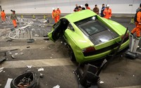     Tabrakan keras itu menyebabkab salah satu ban Lamborghini terlepas. Meski kendaraan mereka hancur berantakan namun kedua pengemudi itu tak mengalami luka serius. Pool/AFP/detikFoto.