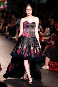 Lotuz by Yosep Sinudarsono. Plaza Indonesia Fashion Week 2015 at Plaza Indonesia Lt.2. Jakarta. [Foto: Mohammad Abduh/Wolipop]