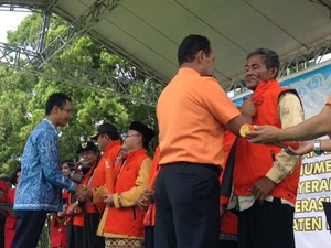 Bupati Ujang Iskandar dan 3 Nelayan Diangkat Jadi Anggota Kehormatan Basarnas