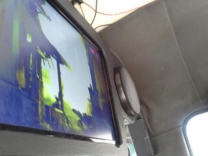 Keren! Mikrolet M36 Ini Ada TV Iklannya