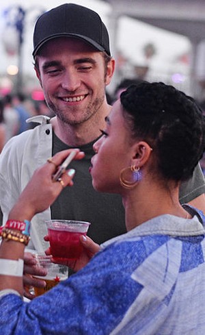 Robert Pattinson Joget-joget Bareng Tunangan di Konser Musik