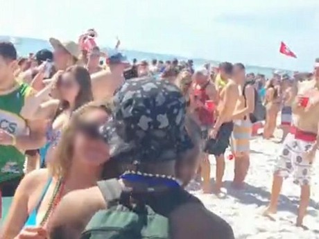 Pingsan, Gadis AS Tak Tahu Dirinya Diperkosa 4 Pria di Pantai