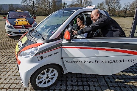 Daimler Ingin Kenalkan Mobil Listrik di Kurikulum Sekolah Mengemudi