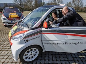 Daimler Ingin Kenalkan Mobil Listrik di Kurikulum Sekolah Mengemudi
