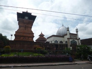 Wisata Religi & Kuliner di Kota Kretek