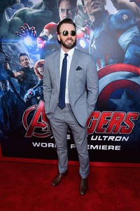 Ini sosok di balik topeng Captain Amerika alias Chris Evans yang tampil necis mengenakan setelan jas abu-abu dan kacamata hitam. Alberto E. Rodriguez/Getty Images/detikFoto.