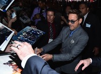 Layaknya Tony Stark, Robert Downey Jr. sibuk memberikan tanda tangannya kepada penggemar. Alberto E. Rodriguez/Getty Images/detikFoto.