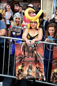 Kenakan kostum Thor dan Loki, kedua fans ini sukses mencuri perhatian. Kevin Winter/Getty Images/detikFoto.