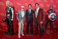 Setelah puas adu jotos, Stan Lee dan Lou Ferrigno terlihat berpose bersama patung lilin dari Thor, Tony Stark, dan Captain America. Chelsea Lauren/Getty Images/detikFoto.