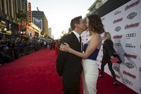 Si Hawkeye alias Jeremy Renner sukses mencuri perhatian saat dirinya mencium agen Maria Hill alias Cobie Smulders. REUTERS/Mario Anzuoni/detikFoto.