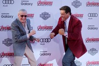 Bahkan sang kreator karakter Marvel Comics, Stan Lee pun ikut adu jotos bersama pemeran Hulk tahun 70-an Lou Ferrigno. Mark Davis/Getty Images/detikFoto.