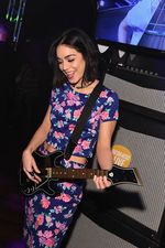 Vanessa Hudgens Pamer Skill Main Gitar
