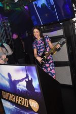 Vanessa Hudgens Pamer Skill Main Gitar