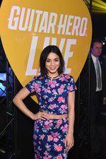 Vanessa Hudgens Pamer Skill Main Gitar