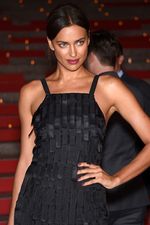 Irina Shayk Seksi Pamer Punggung