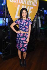 Vanessa Hudgens Pamer Skill Main Gitar