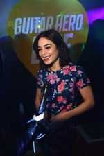 Vanessa Hudgens Pamer Skill Main Gitar