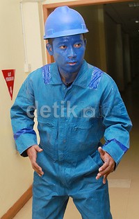 Ketika Denny 'Cagur' berubah jadi manusia biru. Pool/Gus Mun/detikFoto.
